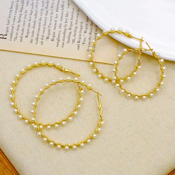 Beautiful Gold Plated Pearl Hoop Earrings - Picture 1 of 7